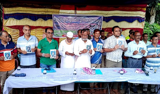 কুষ্টিয়ায় আ.লীগ নেতাদের নিয়ে ফুটবল টুর্নামেন্ট উদ্বোধন করলেন ইউএনও