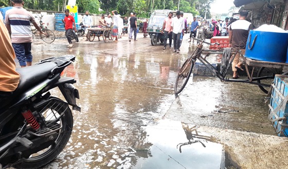 চিতলমারীতে ড্রেনের পানি উপচে পড়ছে সড়কে, জনদুর্ভোগ চরমে