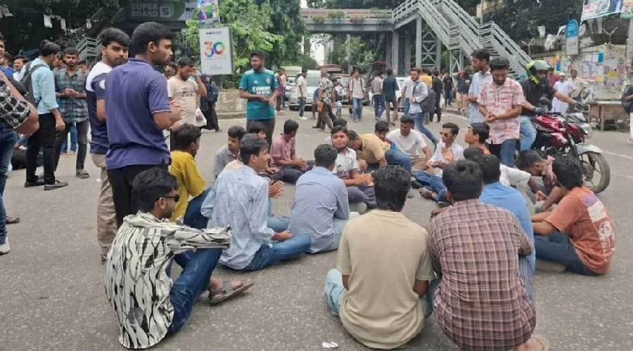 স্বতন্ত্র কাঠামোর দাবিতে তিতুমীর কলেজ শিক্ষার্থীদের বিক্ষোভ, মহাখালীতে যানজট