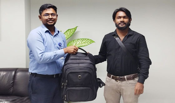 বিদেশি ক্রু’র হারানো ব্যাগ খুঁজে দিলেন বিমানবন্দরের নিরাপত্তা কর্মকর্তা