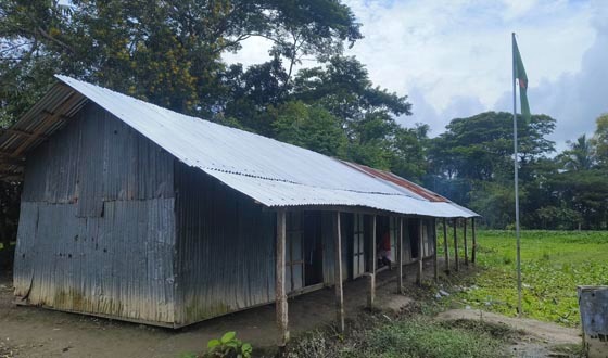 পানির মধ্যেই ক্লাস চলছে প্রাথমিক বিদ্যালয়ে