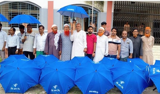 টাঙ্গাইলে স্কুল, কলেজ ও মাদ্রাসা শিক্ষকদের মাঝে টুকুর ছাতা বিতরণ