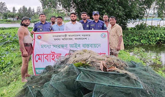 রাজারহাটে অবৈধ জাল জব্দ করে আগুনে পুড়ে ধ্বংস