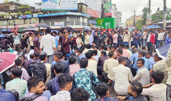 সিলেটে ডিপ্লোমা বনাম বিএসসি প্রকৌশলীদের দাবিতে অবস্থান কর্মসূচি