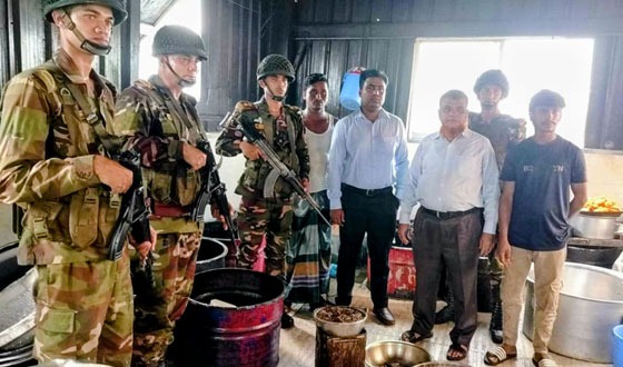 মতলবে অস্বাস্থ্যকর পোকা মাকড়সহ মিষ্টান্ন, পঁচা মাংস বিক্রির দায়ে জরিমানা