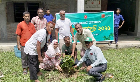 মহাদেবপুরে প্রকৃতি ও জীবন ক্লাবের বৃক্ষরোপণ ও চারাগাছ বিতরণ