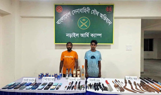 মুদি দোকানের আড়ালে মদ ও চোরাইকৃত মোবাইল বেচাকেনা, আটক ২