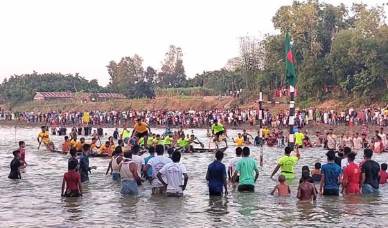 রামুর বাঁকখালী নদীতে ঐতিহ্যবাহি নৌকা বাইচ প্রতিযোগিতা