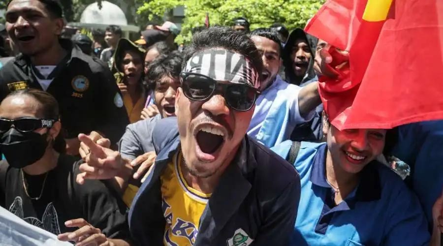 এমপিদের বিলাসবহুল গাড়ি কেনা ঠেকাতে রাস্তায় তিমুর-লেস্তের তরুণরা