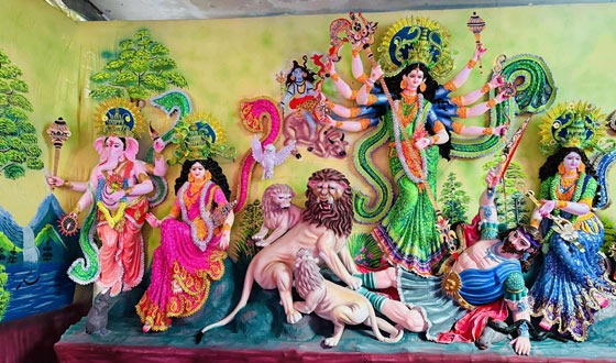 প্রতীমায় রঙ-তুলির সাজ-সজ্জায় ব্যস্ত শিল্পীরা