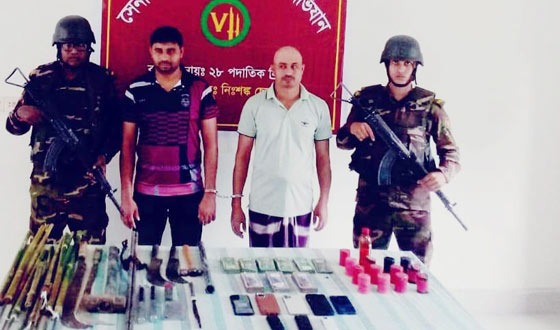 মুলাদীতে দেশীয় অস্ত্রসহ গ্রেপ্তার ২