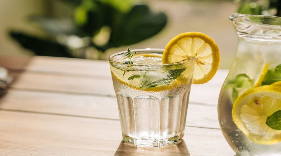 কেন সকালে খালি পেটে লেবু পানি খাবেন?