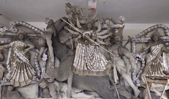 তালায় মন্ডপে মন্ডপে চলছে দূর্গাপুজার প্রস্ততি, চলছে রংতুলির কাজ