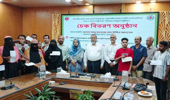 পিরোজপুরে সড়ক দুর্ঘটনায় নিহত ও আহতদের পরিবারকে আর্থিক সহায়তা প্রদান