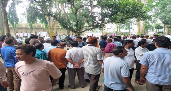 পোষ্য কোটার দাবিতে কর্মবিরতিতে  রাবি শিক্ষক-কর্মকর্তারা