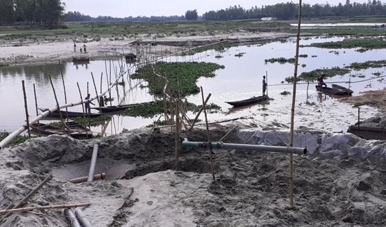 পীরগঞ্জে করতোয়ায় ড্রেজার দিয়ে বালু উত্তোলন, হুমকির মুখে জনপদ