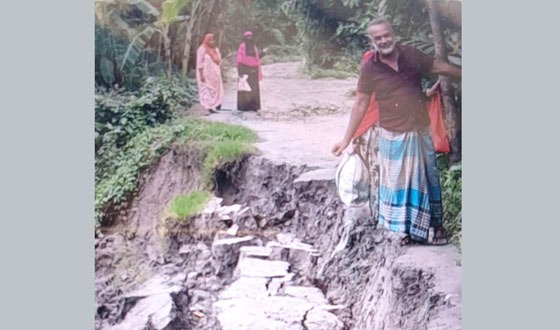 সড়কটি বিলীন হচ্ছে বড়াল নদে
