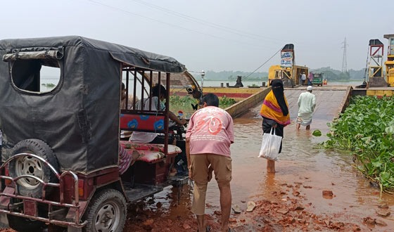 গজারিয়ায় তলিয়ে গেছে ফেরিঘাটের পন্টুন, নিরসনে নেই উদ্যোগ