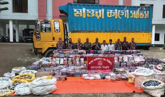 বেনাপোলে কার্গো ট্রাকসহ আড়াই কোটি টাকার ভারতীয় পণ্য জব্দ, আটক ২