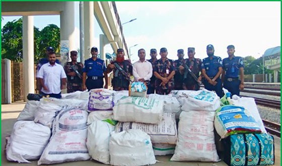 কুমিল্লায় বিপুল পরিমাণ ভারতীয় চোরাচালানী মাল জব্দ