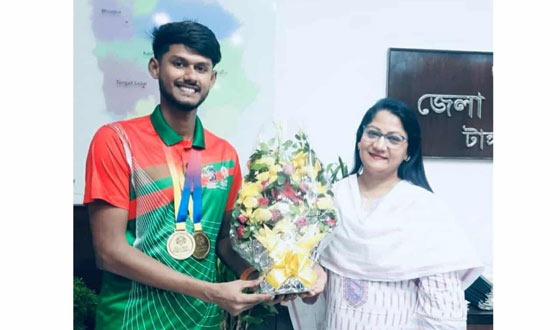 বিশ্ব চ্যাম্পিয়ন স্বর্ণপদক জয়ী বাকপ্রতিবন্ধী স্মরণের পাশে টাঙ্গাইলের জেলা প্রশাসক