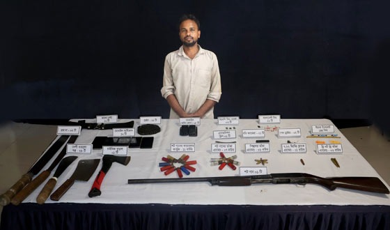 ফটিকছড়িতে সশস্ত্র সন্ত্রাসী ওমাদক ব্যবসায়ী আটক, অস্ত্র ও গুলি উদ্ধার