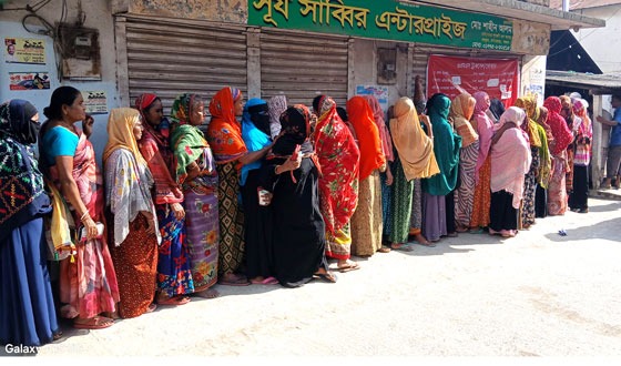 চাটমোহরে ওএমএসের আটা না পেয়ে ফিরে যাচ্ছে মানুষ