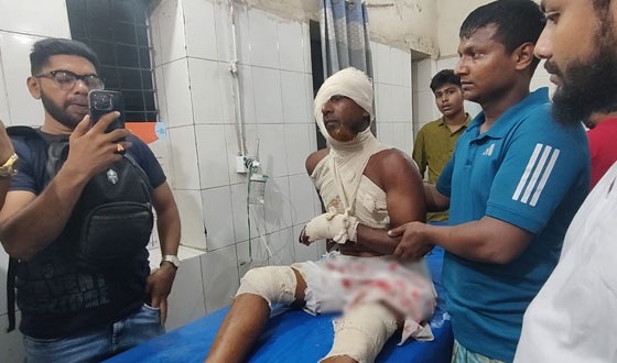 বাউফলে নির্মাণ সড়কে  বালুস্তুপ, সিএনজি উল্টে আহত ৪