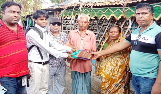 শারদীয় দুর্গাপূজা উপলক্ষে চিতলমারী প্রেসক্লাবের পক্ষ থেকে বস্ত্র বিতরণ