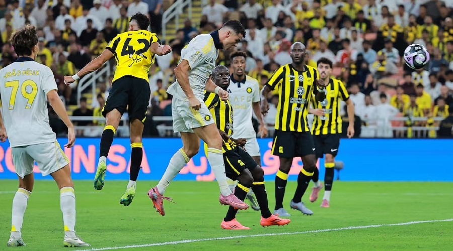 রোনালদো-মানের গোলে ইত্তিহাদকে হারিয়ে শীর্ষে আল নাসর