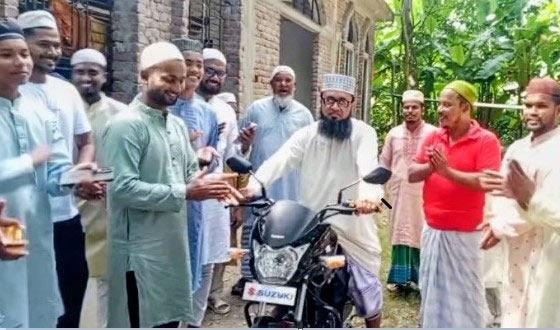 তেইশ বছর ইমামতি করে মুসল্লিদের কাছ থেকে মোটরসাইকেল উপহার পেলেন ইমাম