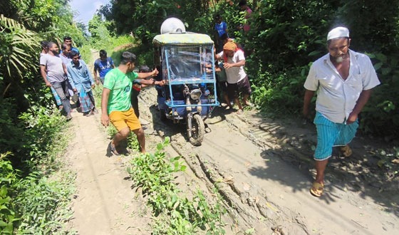লৌহজংয়ে রাস্তা সংস্কার না হওয়ায় যাতায়াতে এলাকাবাসীর ভোগান্তি