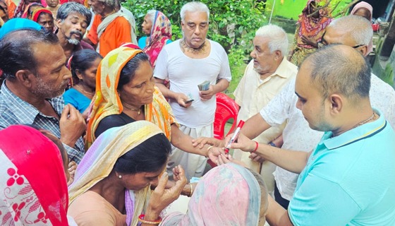 দুর্গোৎসব উপলক্ষে অসহায় মানুষের মাঝে শাড়ি-লুঙ্গি ও টাকা বিতরণ