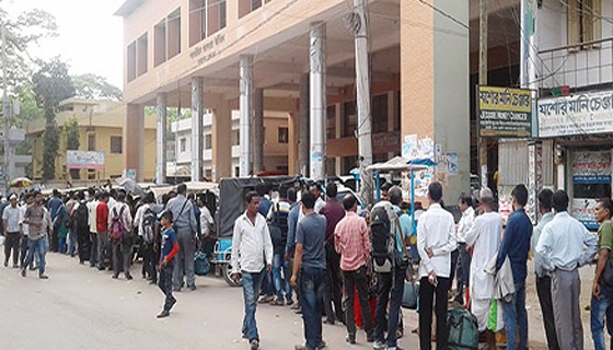 দুর্গাপূজার ছুটি কাটাতে বেনাপোল দিয়ে যাত্রী পারাপার বেড়েছে