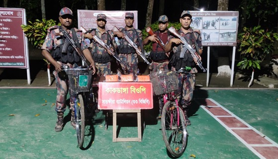 সাতক্ষীরা-কলারোয়া সীমান্তে ভারতীয় মদ, গাঁজা ও বিপুল পণ্য জব্দ