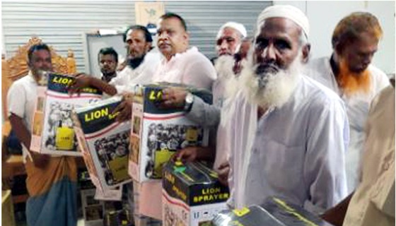 চরভদ্রাসনের চরঝাউকান্দায় স্প্রে মেশিন ও সরঞ্জাম বিতরন