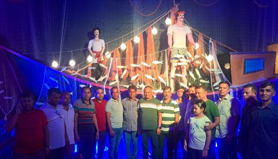 চাঁদপুরে ইলিশ মাছ, জাল, জেলে ও সাম্পান নৌকায় সাজানো সৌন্দর্যে ফুটে উঠেছে দূর্গাপূজার মন্ডপ