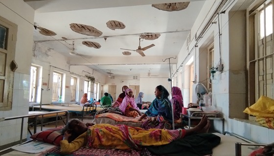 বীরগঞ্জ স্বাস্থ্য কমপ্লেক্স যেন মৃত্যু ফাঁদ, আতংকিত রোগী ও স্বজনরা