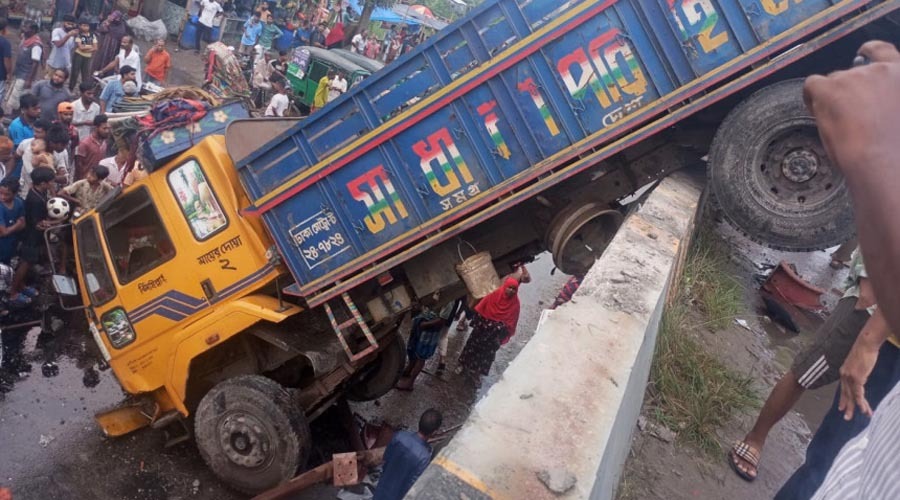 ঢাকা-নারায়ণগঞ্জ সড়কে ওভারপাস থেকে ট্রাক পড়ে রিকশাচালকের মৃত্যু