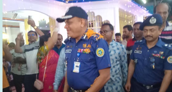 বরগুনায় পূজা পন্ডপ পরিদর্শন করেন ডি আই জি মঞ্জুর মোর্শেদ আলম
