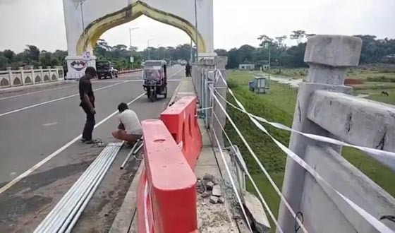 পিরোজপুরে ভ্যানের ধাক্কায় ব্রীজের রেলিং ভেঙে পড়ে...