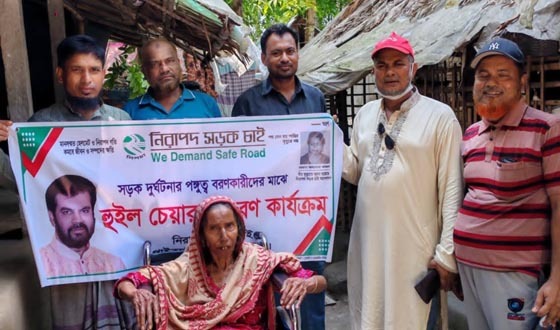 পাইকগাছায় দুর্ঘটনায় আহতকে হুইল চেয়ার প্রদান