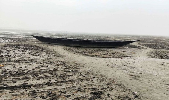 ব্রহ্মপুত্র শুকিয়ে বালুচর, জীবিকা হারিয়ে দিশাহারা মানুষ