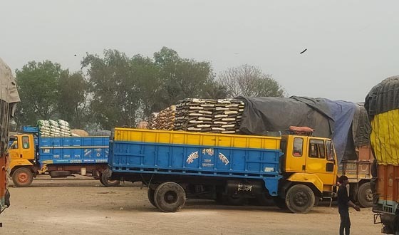 তেল সংকটে হিলিতে বেড়েছে ট্রাক ভাড়া, বিপাকে ব্যবসায়ীরা