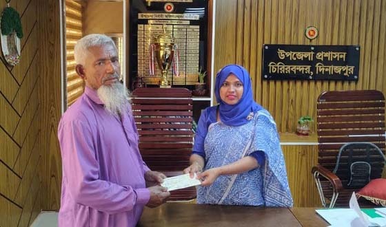 চিরিরবন্দরে আগুনে পোড়া ক্ষতিগ্রস্থ পরিবারকে সহায়তা প্রদান