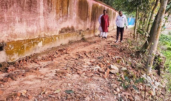 রাউজানে সড়ক ভাঙনে চরম দুর্ভোগ, দ্রুত সংস্কারের দাবি