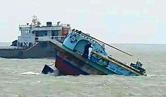 মেঘনায় লঞ্চের ধাক্কায় বালুবাহী বাল্কহেড ডুবি