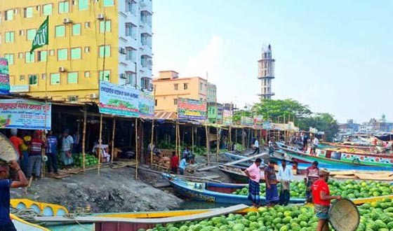 বরিশালে সিন্ডিকেটের কাছে জিম্মি তরমুজ চাষী ও পাইকাররা