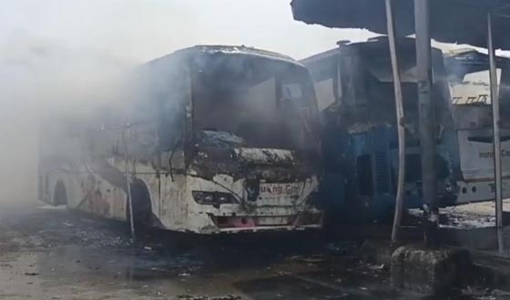 কুমিল্লায় দুর্বৃত্তের আগুণে তিনটি এসি বাস পুড়ে ছাই