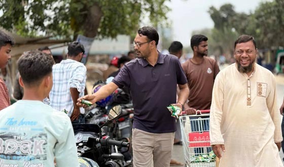 দীর্ঘ লাইনে তৃষ্ণার্তদের পাম্প কর্তৃপক্ষের সরবত ও শুকনা খাবার বিতরণ